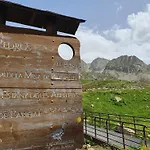 Pasdelacasalovers Joya frente a montañas nevadas